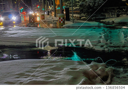 富山電車在寒冷的雪夜行駛 136856504