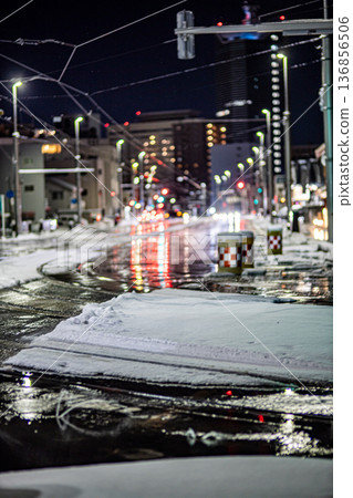 富山電車在寒冷的雪夜行駛 136856506