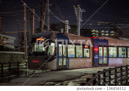 富山電車在寒冷的雪夜行駛 136856512