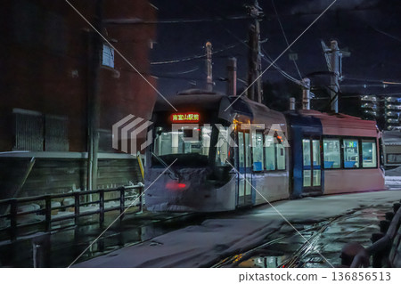 富山電車在寒冷的雪夜行駛 136856513