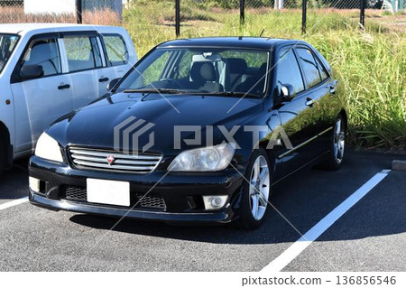 汽車停在停車場 136856546