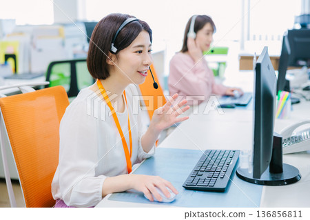 辦公室裡的女接線生正在接電話 辦公室裡的女接線生正在接電話 136856811