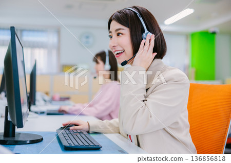 辦公室裡的女接線生正在接電話 136856818