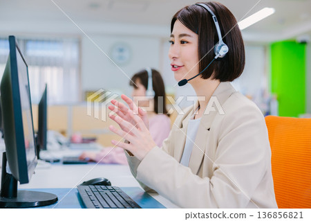 辦公室裡的女接線生正在接電話 136856821