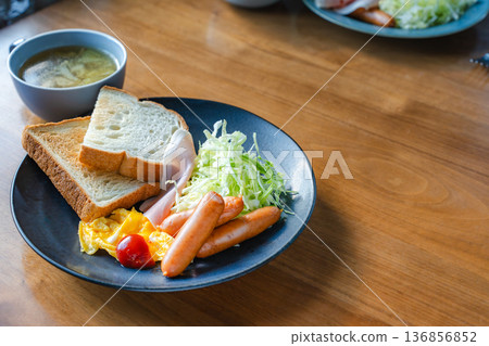 一張西式早餐盤和湯的圖片，桌面背景留有空間。 136856852