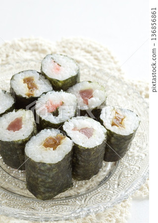 Three kinds of seaweed-wrapped sushi 136856861