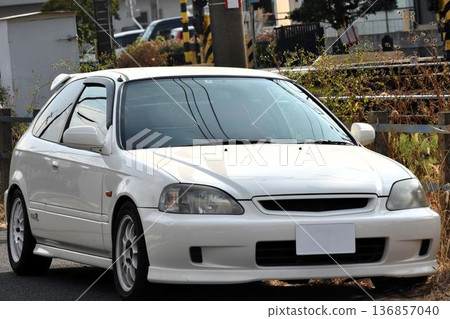 汽車停在停車場 汽車停在停車場 136857040