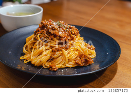 晚餐套餐：肉醬義大利麵佐湯 136857173