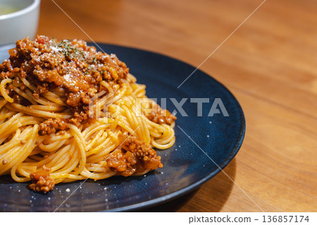 特寫鏡頭：肉醬義大利麵，右側留有文字空間。 136857174