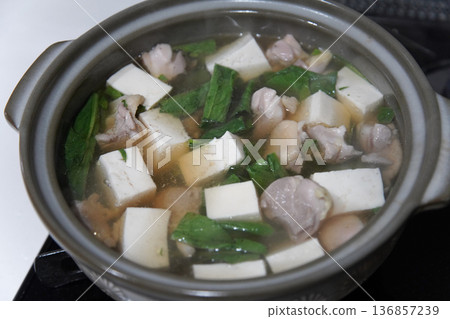 Making chicken and spinach hotpot Making chicken and spinach hotpot 136857239