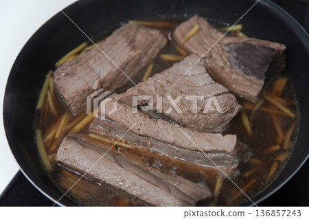 如何製作慢燉鮪魚片 如何製作慢燉鮪魚片 136857243