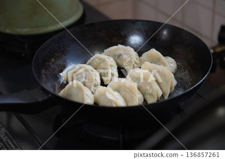 如何烤餃子 136857261