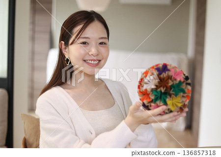 女人折摺紙 女人折摺紙 136857318
