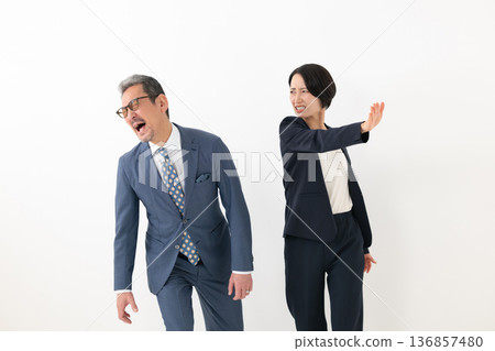 一名商人被打耳光 一名商人被打耳光 136857480