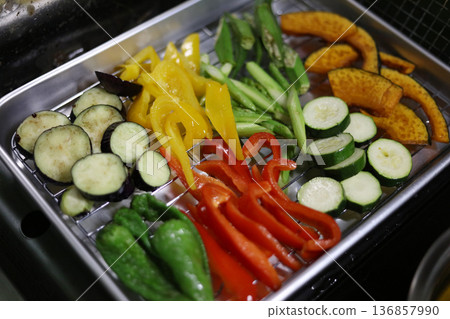 Making summer vegetable agebitashi Making summer vegetable agebitashi 136857990