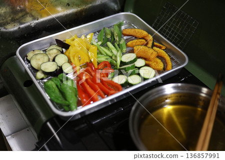 Making summer vegetable agebitashi Making summer vegetable agebitashi 136857991