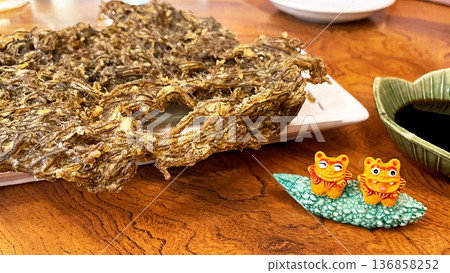 沖繩當地美食：新鮮炸製的酥脆海苔天婦羅 136858252