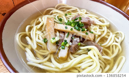 八重山蕎麥麵配五花肉和魚板 136858254