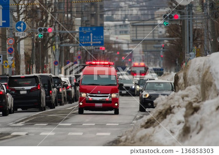 消防指揮車已出動 消防指揮車已出動 136858303