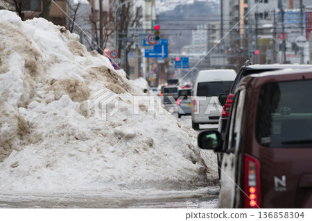 路邊的雪山 136858304
