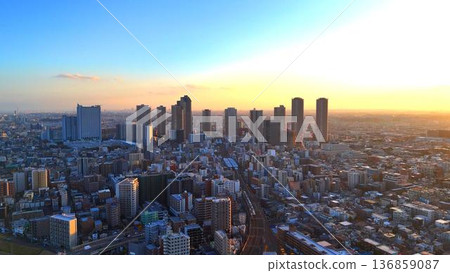 傍晚時分，從空中俯瞰川崎市的城市發展區和住宅區。 136859087