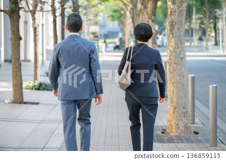 辦公區域內行人的背影 辦公區域內行人的背影 136859115