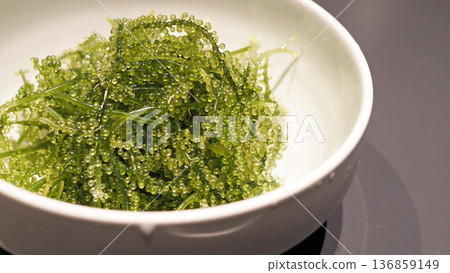 Fresh sea grapes Okinawa's specialty Kubirezuta 136859149