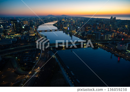 新潟市夜景 136859238