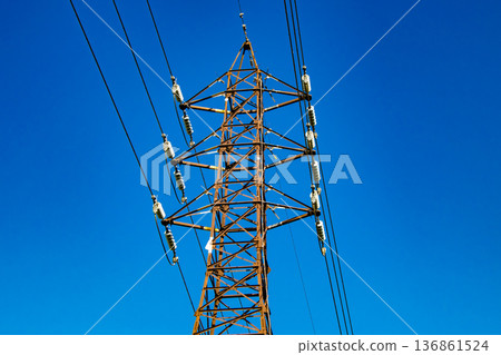 藍天映襯下的輸電塔 藍天映襯下的輸電塔 136861524