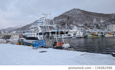 冬季停泊在羅臼的船隻 136862986