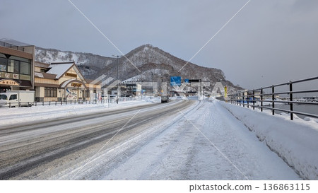 The coastal road in Rausu in winter. The scenery of snowy roads and mountain ranges in eastern Hokkaido. 136863115