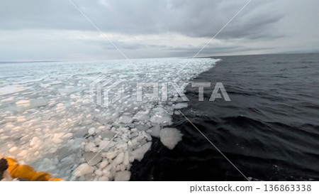 北海道的浮冰區和鄂霍次克海:冬季雪山海景 北海道的浮冰區和鄂霍次克海:冬季雪山海景 136863338