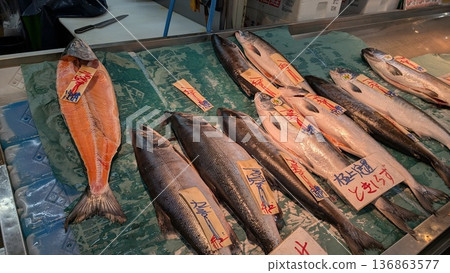 釧路魚市場:新鮮魚類的銷售櫃檯和展示區 釧路魚市場:新鮮魚類的銷售櫃檯和展示區 136863577
