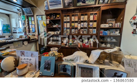 A retro Showa-era coffee shop with counter seats and a relaxing atmosphere lined with miscellaneous goods A retro Showa-era coffee shop with counter seats and a relaxing atmosphere lined with miscellaneous goods 136863580