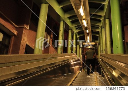 香港的長扶梯，連接夜街的上行扶梯 136863773