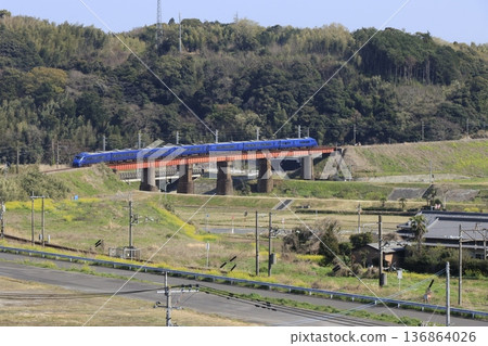 車身呈藍色的音速特快列車駛過大分縣的木月鐵橋。 136864026