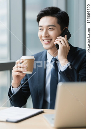 商务男士办公打电话喝咖啡 136864890