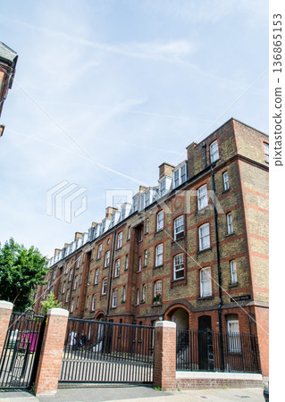 陽光明媚，東倫敦肖爾迪奇一條街道兩旁林立著歷史悠久的磚造建築。 136865153