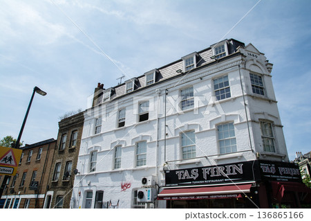 陽光明媚，東倫敦肖爾迪奇一條街道兩旁林立著歷史悠久的磚造建築。 136865166