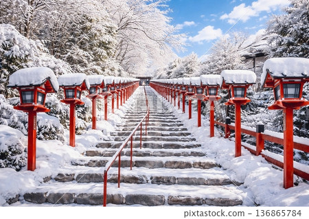 The vermilion lantern and stone steps of Kifune Shrine in a snowy landscape 136865784