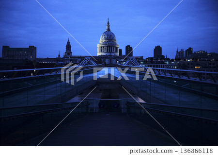 清晨的聖保羅大教堂 136866118