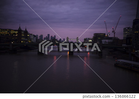 從橋上看到的黎明 136866122