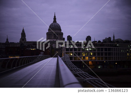 日出前的聖保羅大教堂 136866123