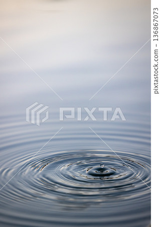 水滴和漣漪_垂直 136867073