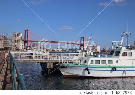 北九州市的洞灣和若戶大橋 136867978