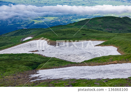 鳥海山真地雪原和莊內平原的景色 136868100