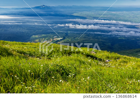 從鳥海山外緣眺望月山和莊內平原。 從鳥海山外緣眺望月山和莊內平原。 136868614