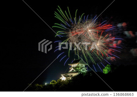 愛知縣/國寶犬山城和夏夜天空中持續不斷的煙火(一張圖) 愛知縣/國寶犬山城和夏夜天空中持續不斷的煙火(一張圖) 136868663