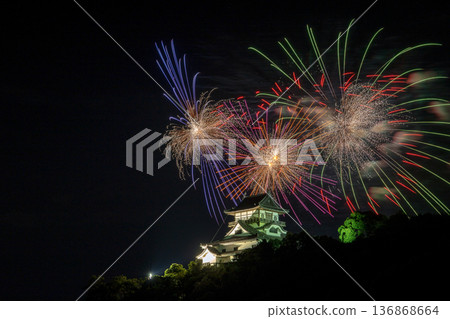 愛知縣/國寶犬山城和夏夜天空中持續不斷的煙火(一張圖) 愛知縣/國寶犬山城和夏夜天空中持續不斷的煙火(一張圖) 136868664