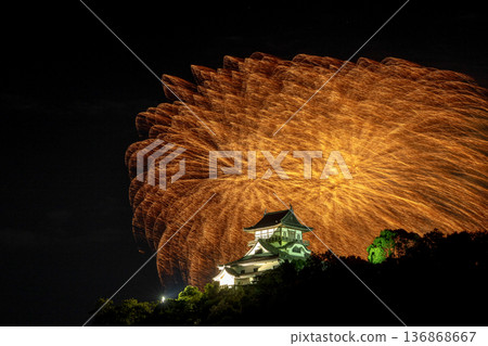 愛知縣/國寶犬山城和夏夜天空中持續不斷的煙火(一張圖) 愛知縣/國寶犬山城和夏夜天空中持續不斷的煙火(一張圖) 136868667